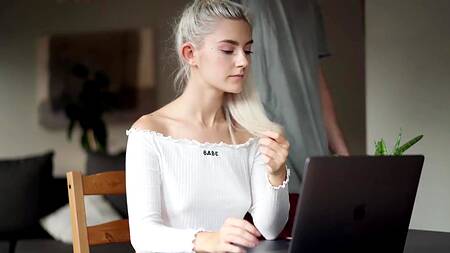 Блондинка Ева Эльфи трахается во время видеоконференции в Zoom