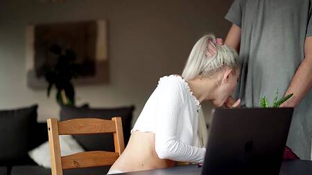 Блондинка Ева Эльфи трахается во время видеоконференции в Zoom