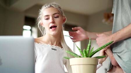 Блондинка Ева Эльфи трахается во время видеоконференции в Zoom