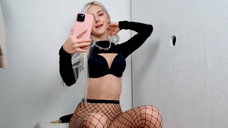 Девка в примерочной трахается через дырку в стене