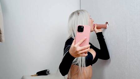 Девка в примерочной трахается через дырку в стене