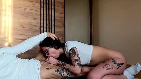 Татуированная девка в очках захотела в попку