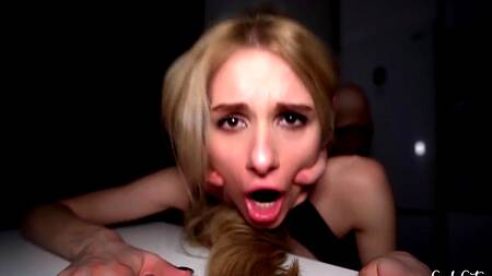 Блондинка в кожаном белье подставляет лицо под сперму
