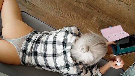 Красивая Eva Elfie предпочитает вакуумную стимуляцию