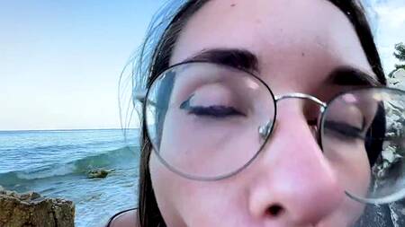 Татуированная телка трахается даже на пляже