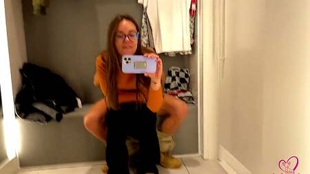 Телка в примерочной ебется с парнем за одежду