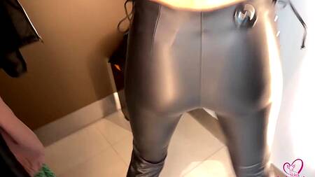 Телка в примерочной ебется с парнем за одежду