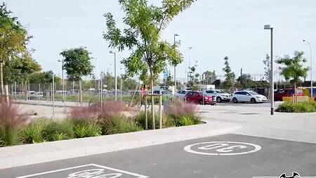 Прокатил красотку в очках на велике и трахнул её в жопу под мостом