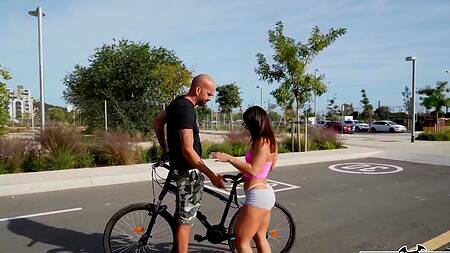 Прокатил красотку в очках на велике и трахнул её в жопу под мостом