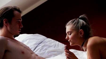 Милашка в сауне соблазняет любимого актера