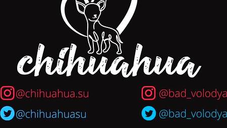 Худышка в кожаных лосинах показывает ножки