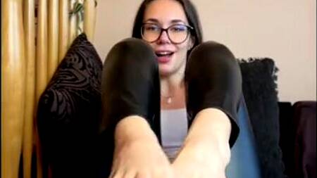 Худышка в кожаных лосинах показывает ножки