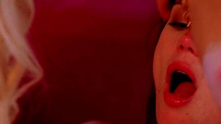 Влюбленные красотки на кровати занимаются лесбийским сексом