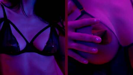 Влюбленные красотки на кровати занимаются лесбийским сексом