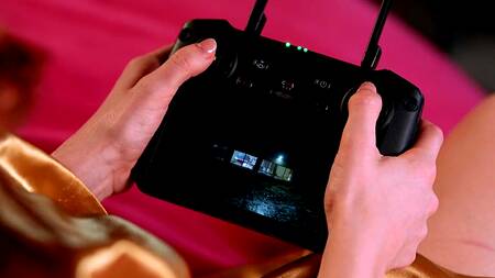 Влюбленные красотки на кровати занимаются лесбийским сексом