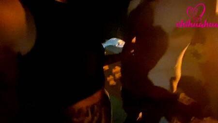 Развратная девка на улице ночью занимается сексом с двумя