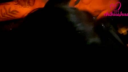 Развратная девка на улице ночью занимается сексом с двумя