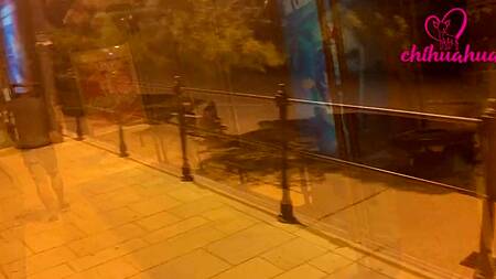 Развратная девка на улице ночью занимается сексом с двумя