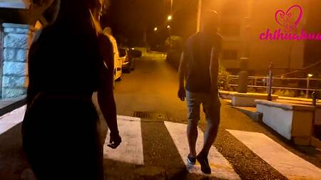 Развратная девка на улице ночью занимается сексом с двумя