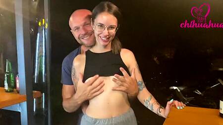 Развратная девка на улице ночью занимается сексом с двумя