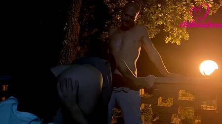 Развратная девка на улице ночью занимается сексом с двумя