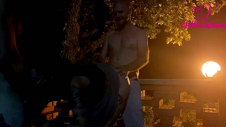 Развратная девка на улице ночью занимается сексом с двумя