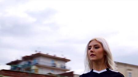 Футболист после матча трахает белокурую милашку