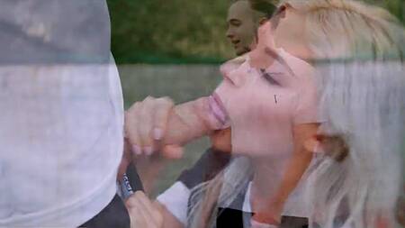 Футболист после матча трахает белокурую милашку