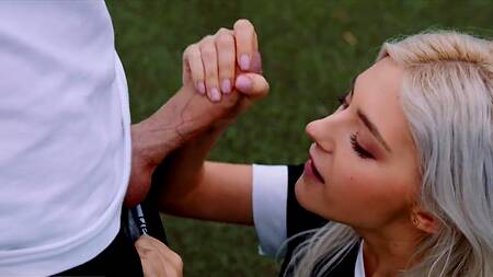 Футболист после матча трахает белокурую милашку