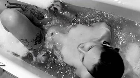Татуированная принимает ванну и страстно сосет член