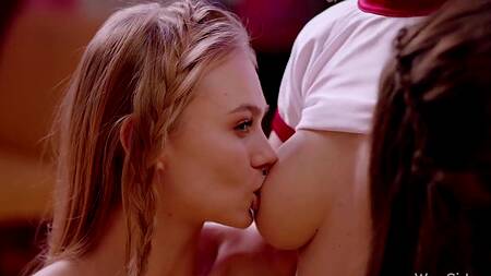 Три красивые лесбиянки используют секс качели во время секса