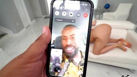 Девки трясут большими жопами, соблазняя негра на ЖМЖ