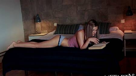 Сцена секса в книги заставляет Eva Elfie мастурбировать