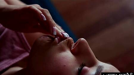 Сцена секса в книги заставляет Eva Elfie мастурбировать