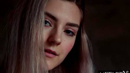 Сцена секса в книги заставляет Eva Elfie мастурбировать