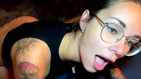 Массаж ног возбуждает татуированную польку