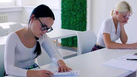 Молодой препод после занятий трахает студентку