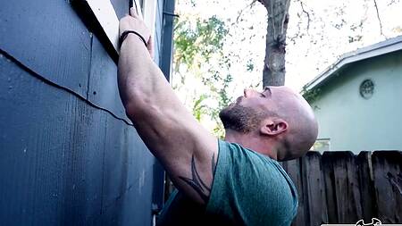 Не только подрочил на подругу, но и выебал её