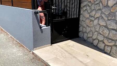 Девка в очках на террасе сосет член с молоком