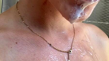 Девка в очках на террасе сосет член с молоком