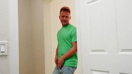 Подруга девушки застревает в стиральной машине, чтобы трахнуться