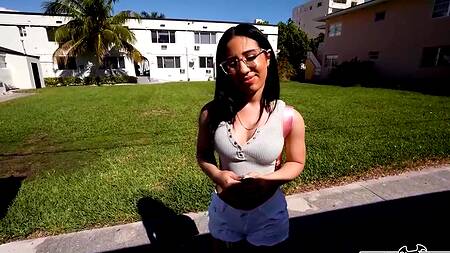 Девушка без комплексов ебется в машине за деньги