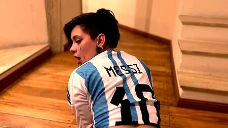 Футбольный фанат срывает зло на киске девушки