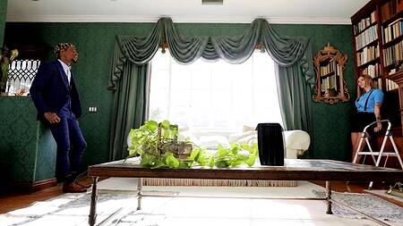 Черный учитель увидел попку студентки и трахнул её