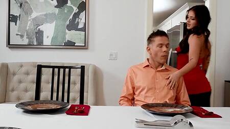 Развратная девка трахнулась с парнем и его отцом