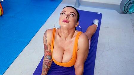 Жаркая ебля в раздевалке с телкой в масле