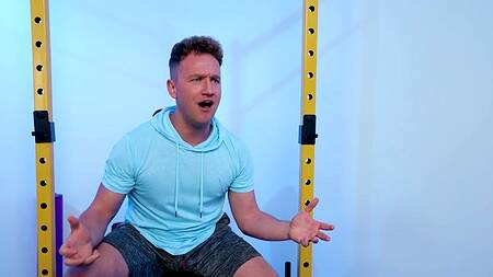 Жаркая ебля в раздевалке с телкой в масле