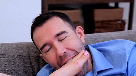 Стройная падчерица раздевается и соблазняет отчима