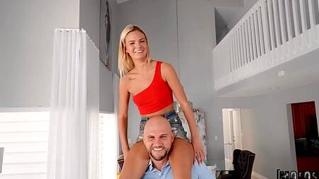 Миниатюрная  Lacy Tate соблазняет мужика показывая киску