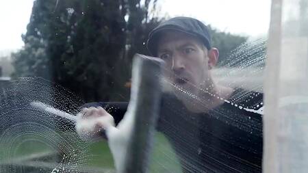 Мойщика окон красотка соблазняет на дикий секс